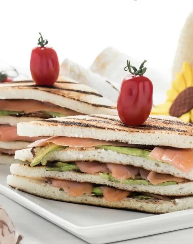 Ricetta CLUB SANDWICH CON SALMONE ROBIOLA E ZUCCHINE di lemilleeunabontadifranci