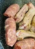 Immagine del passaggio 6 della ricetta Involtini , tracchiolelle, salsiccia ricetta napoletana