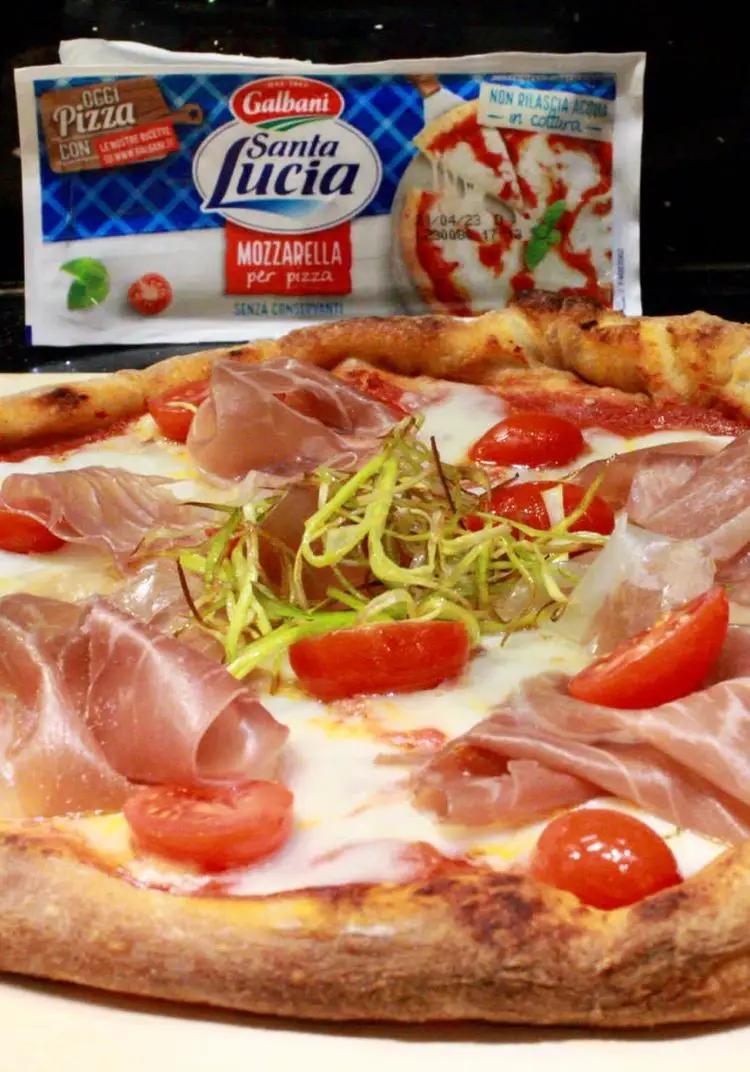 Ricetta Pizza mozzarella Santa Lucia Crudo camembert di capra pachino fresco e porro fritto di lucia.pavanastolfo