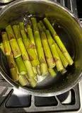 Immagine del passaggio 6 della ricetta Risotto agli asparagi in tre consistenze e cremoso di stracchino