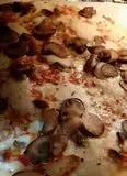 Immagine del passaggio 1 della ricetta Pizza con funghi