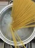 Immagine del passaggio 7 della ricetta Spaghetti con pesto di rucola, limone ed alici di cetara
