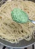 Immagine del passaggio 9 della ricetta Spaghetti con pesto di rucola, limone ed alici di cetara
