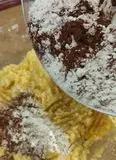 Immagine del passaggio 3 della ricetta Biscotti al cacao e glassa