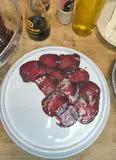 Immagine del passaggio 8 della ricetta Insalata  rapa rossa, feta ed anacardi tostati