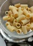 Immagine del passaggio 2 della ricetta Carbonara con cialda di pecorino