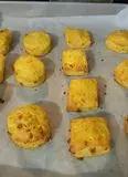 Immagine del passaggio 8 della ricetta Scones al parmigiano erbe aromatiche e zafferano