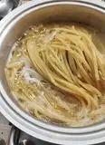 Immagine del passaggio 13 della ricetta Spaghettoni con alici, zafferano e finocchietto selvatico