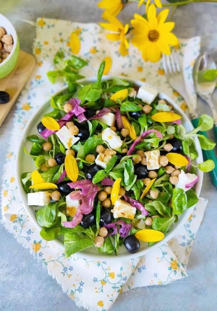 Ricetta Insalata di songino, ceci, olive feta e fiori di topinambur di _paola_catalano