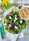 Immagine del passaggio 3 della ricetta Insalata di songino, ceci, olive feta e fiori di topinambur