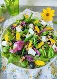 Immagine del passaggio 6 della ricetta Insalata di songino, ceci, olive feta e fiori di topinambur