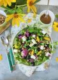 Immagine del passaggio 5 della ricetta Insalata di songino, ceci, olive feta e fiori di topinambur