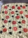 Immagine del passaggio 6 della ricetta Focaccia allo yogurt con curcuma pomodorini e olive nere