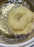Immagine del passaggio 3 della ricetta Zeppole fritte con crema di ricotta e polvere di limone