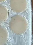 Immagine del passaggio 3 della ricetta Semisfere allo zafferano, con tartufo su biscotto al parmigiano