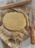 Immagine del passaggio 5 della ricetta Semisfere allo zafferano, con tartufo su biscotto al parmigiano
