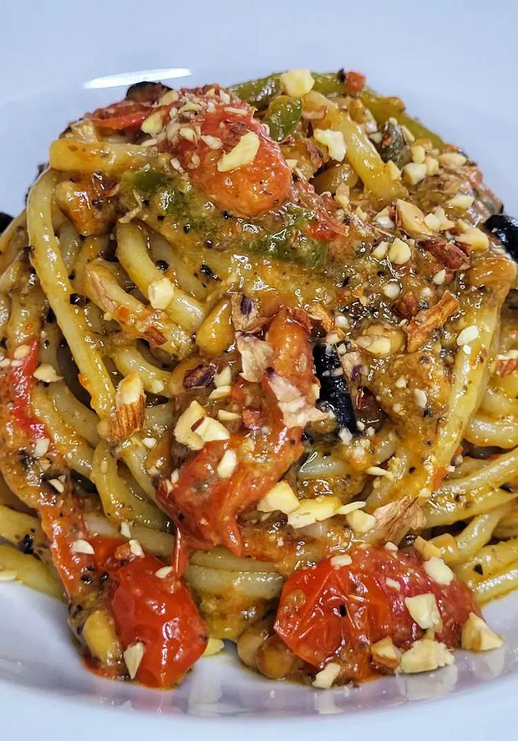 Ricetta Spaghetti con crema di peperoni, pomodorini e granella di mandorle tostate di robertoscianna83