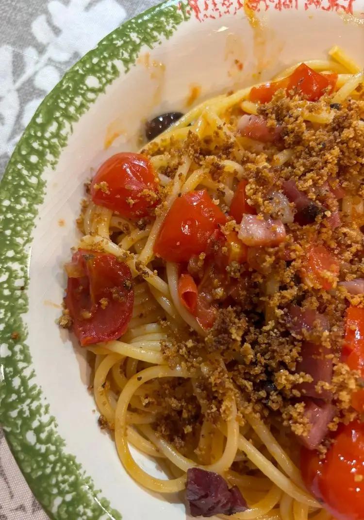 Ricetta Spaghetti con pomodorini, olive taggiasche , speck e pan grattato croccanti 🍅 di katy.97