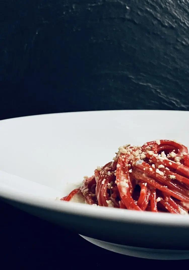 Ricetta 🌾Spaghetti alla barbabietola, fondente al gorgonzola e tarallo 😋 di Papachef.italia
