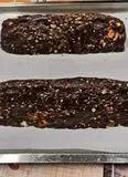 Immagine del passaggio 3 della ricetta Triangolo e rotolo al cioccolato,  biscotti, pistacchio e nocciola