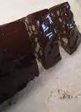 Immagine del passaggio 10 della ricetta Triangolo e rotolo al cioccolato,  biscotti, pistacchio e nocciola
