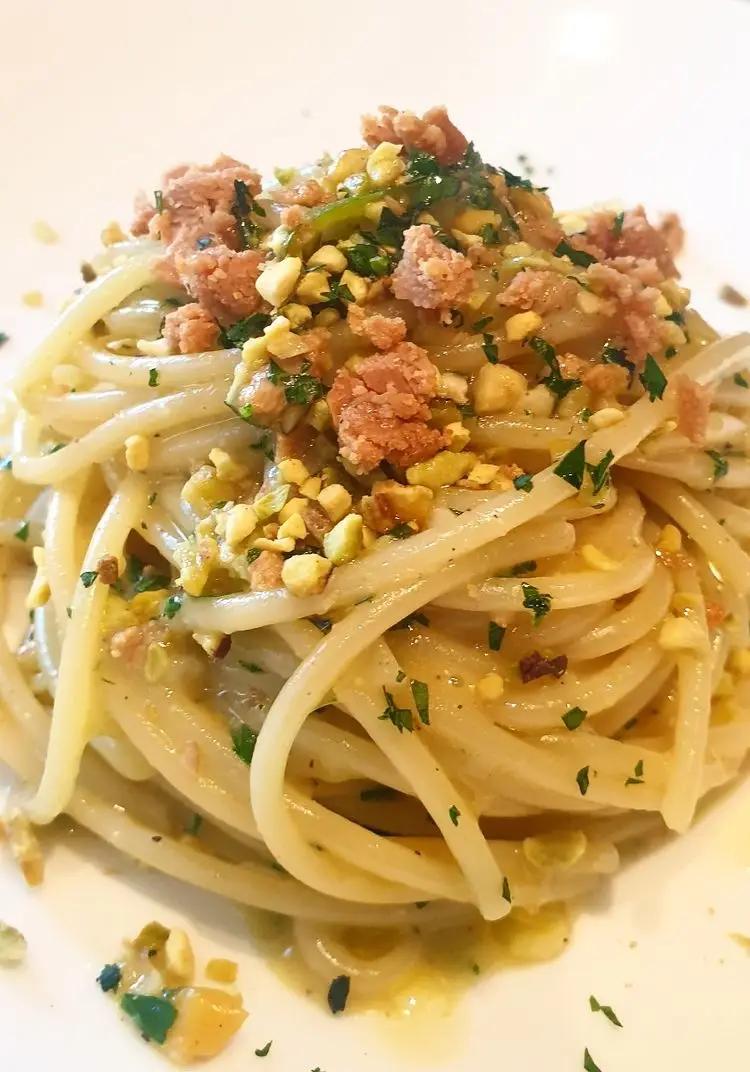 Ricetta Spaghetti aglio, olio e peperoncino con bottarga di tonno e granella di pistacchio di robertobabbilonia