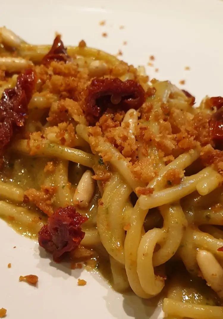 Ricetta Spaghettoni al pesto di avocado e pomodori secchi con taralli e pinoli tostati di robertobabbilonia