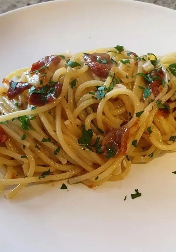 Ricetta Spaghetti aglio, olio e peperoncino con pomodori secchi e acciughe di robertobabbilonia