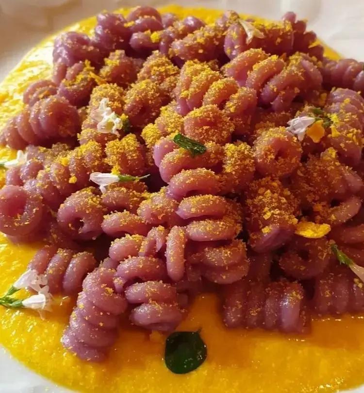 Ricetta Fusilli bucati al cavolo viola su crema di parmigiano alla curcuma, granella di tarallo e fiori di mentuccia di robertobabbilonia