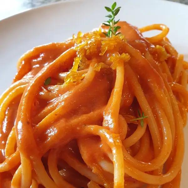 Ricetta Spaghettoni mantecati con burro e alici, salsa di pomodori confit e scorze di limone caramellate di robertobabbilonia