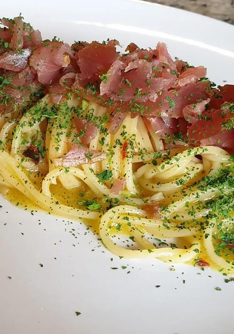 Ricetta Spaghetti aglio, olio e peperoncino con tonno rosso affumicato e polvere di cime di rapa di robertobabbilonia