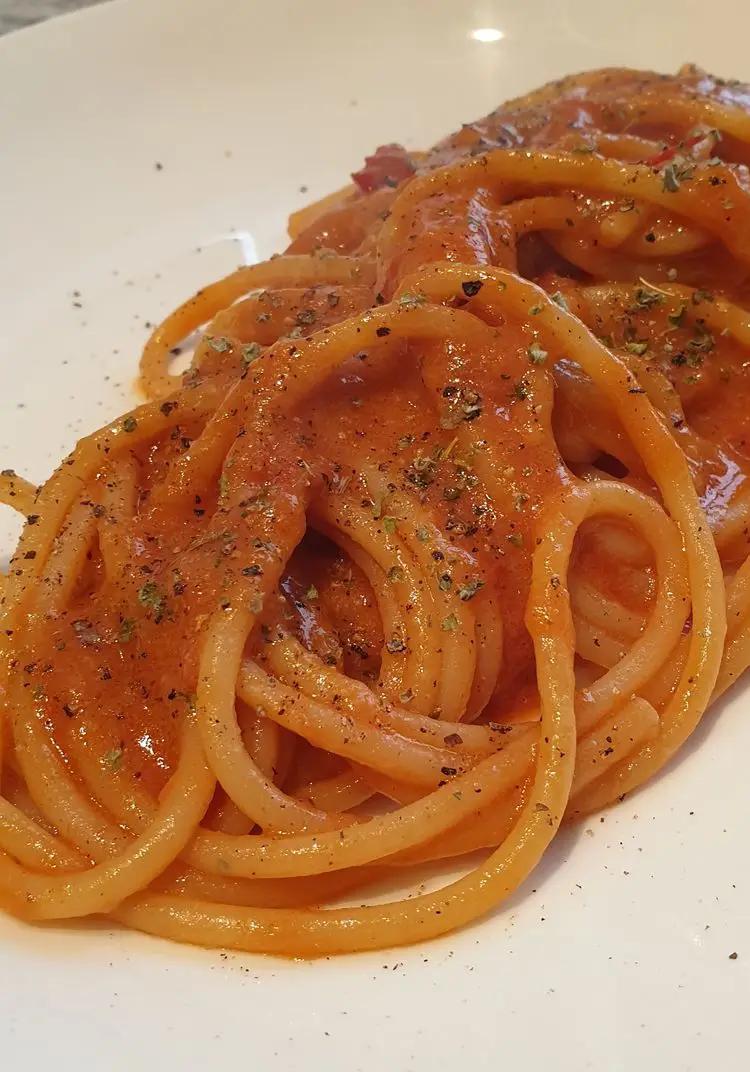 Ricetta Spaghettoni aglio, olio, e peperoncino con estratto di calamaro, salsa sriracha, polvere di maggiorana e pecorino di robertobabbilonia