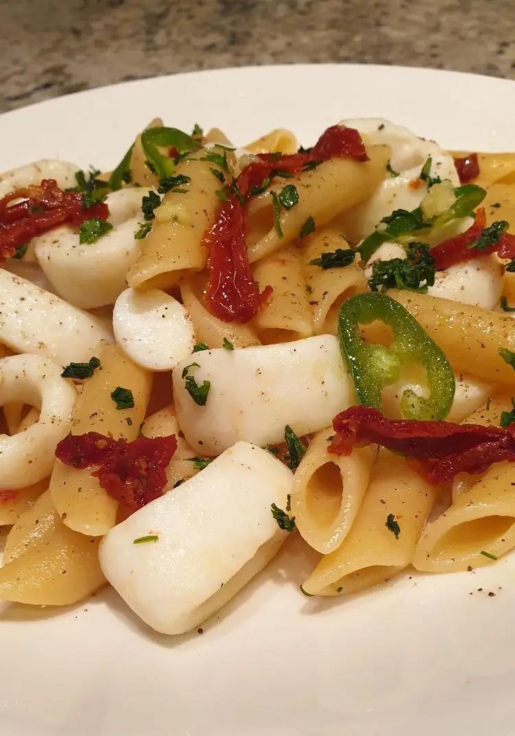 Ricetta Penne ziti con anelli di totano, pomodori secchi, peperoncino fresco e zenzero di robertobabbilonia