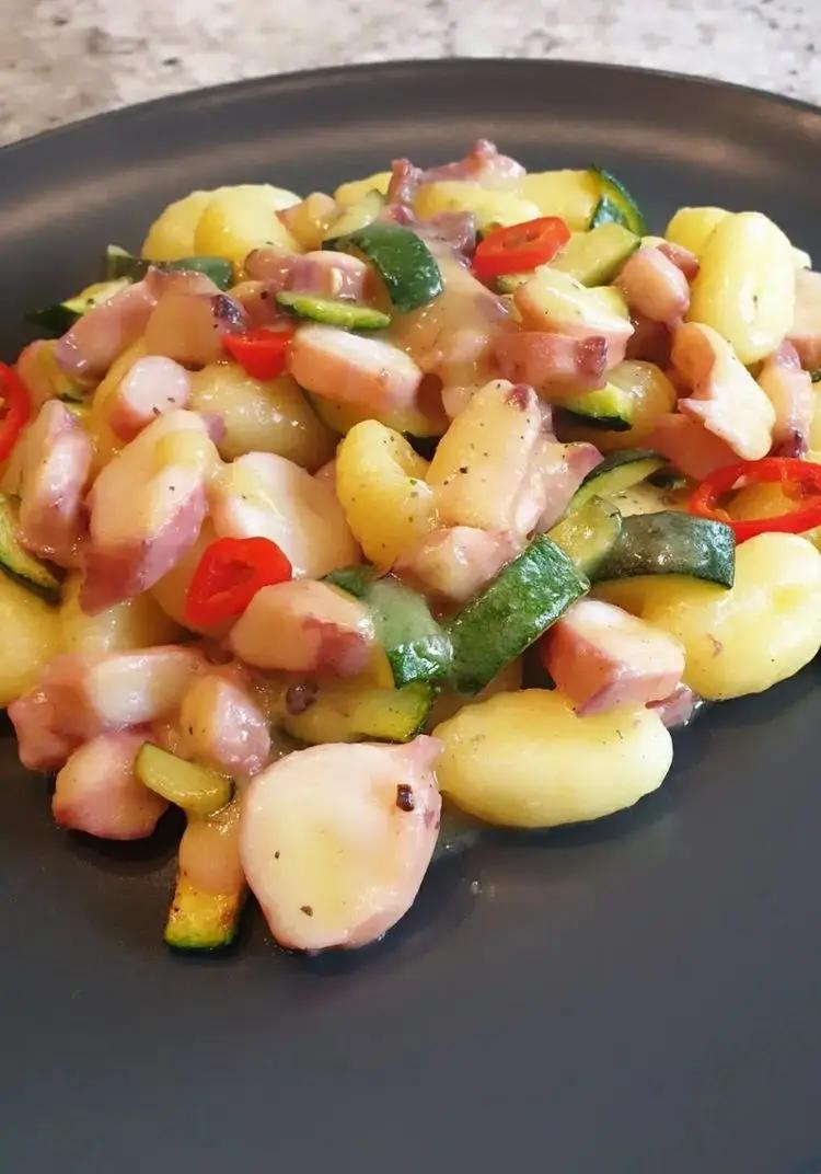 Ricetta Gnocchi di patate in crema di zucchine con tentacoli di totano, zucchine trifolate e peperoncino fresco di robertobabbilonia