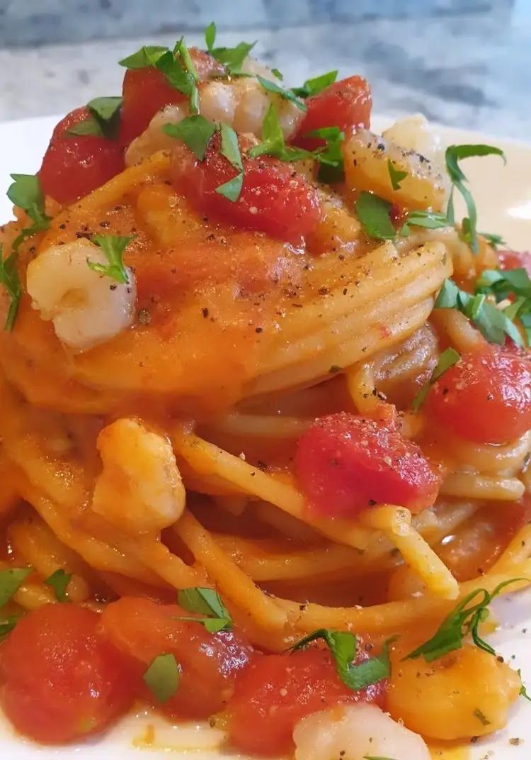 Ricetta Spaghettoni gragnanesi con crema di datterini e gamberetti di robertobabbilonia