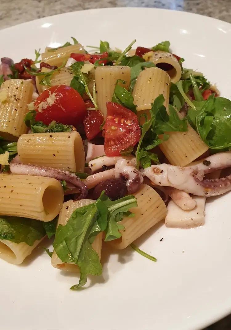 Ricetta Insalata di pasta con totani, pomodori secchi, olive taggiasche, datterini e rucola di robertobabbilonia