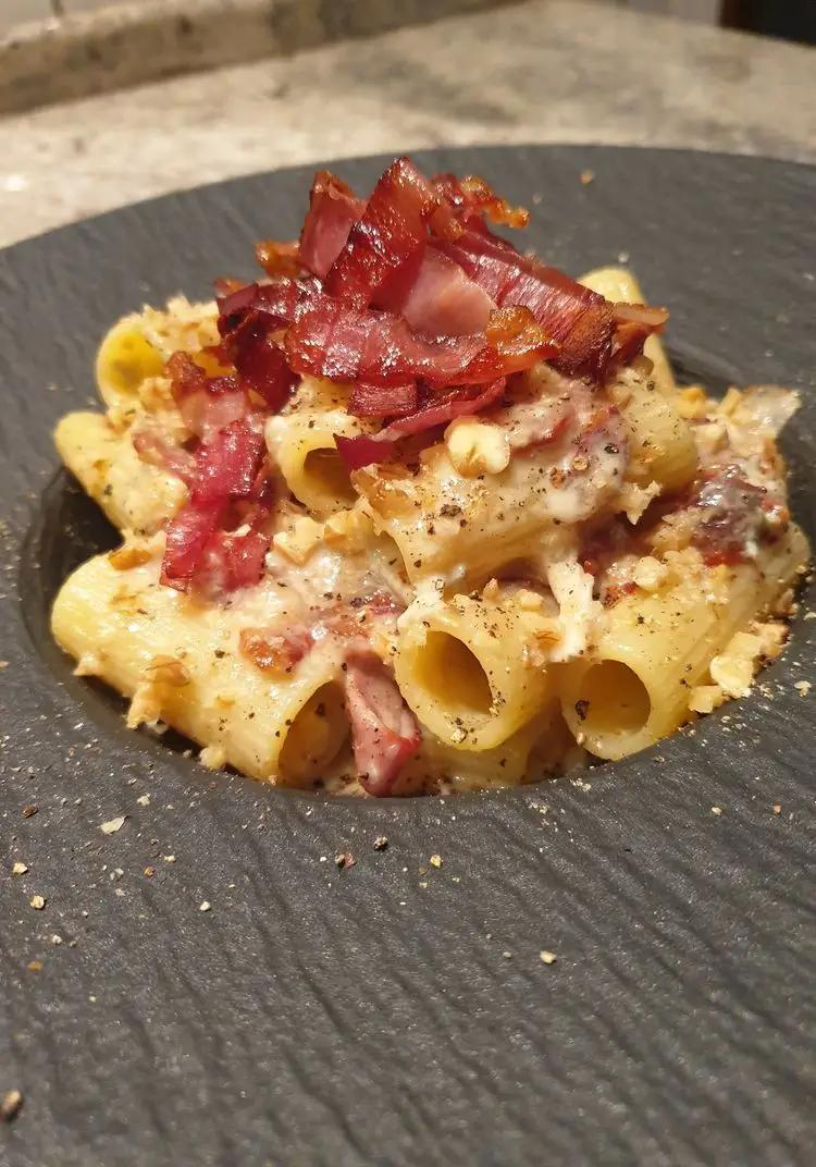 Ricetta Rigatoni in crema di gorgonzola dolce con speck croccante e granella di noci di robertobabbilonia