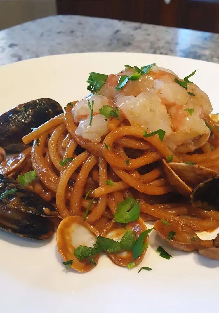 Ricetta Spaghettoni gragnanesi in bisque di gamberoni con cozze, lupini e tartare di gamberi marinati di robertobabbilonia