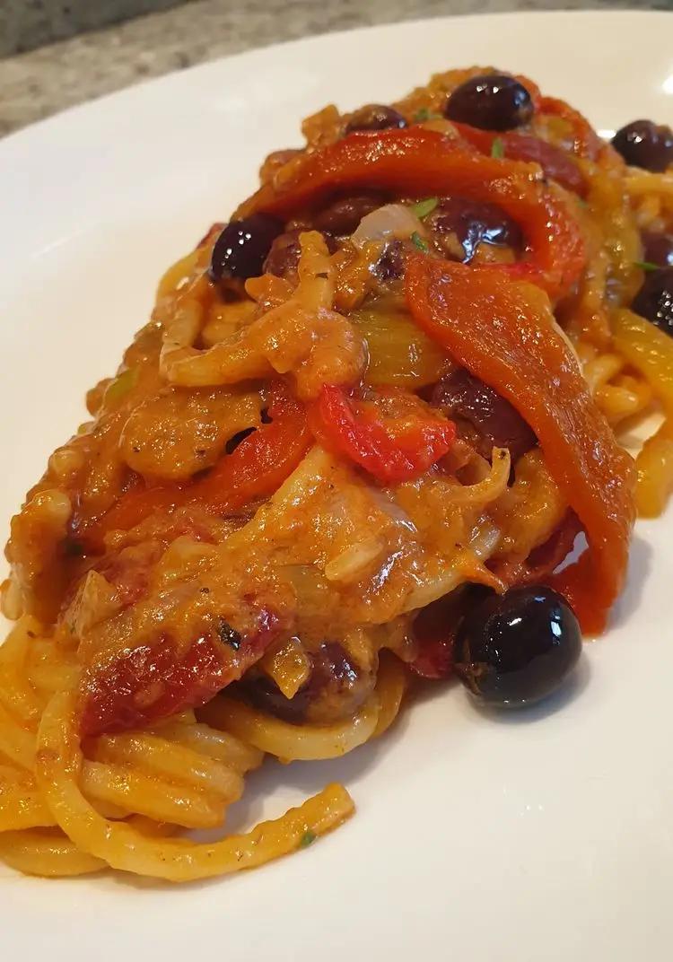 Ricetta Chitarra in crema di peperoni arrosto e pomodori secchi con cipollotto, acciughe e olive taggiasche di robertobabbilonia