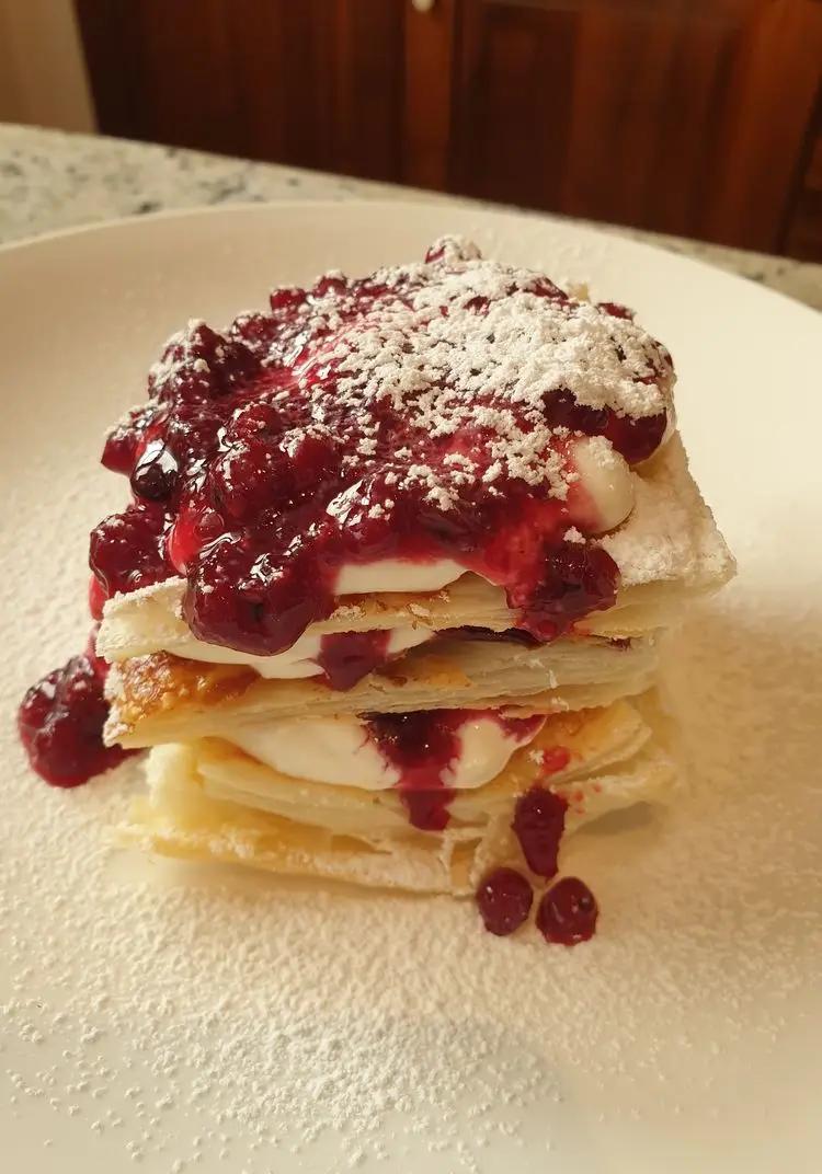 Ricetta Millefoglie in crema di mascarpone con composta di frutti di bosco di robertobabbilonia