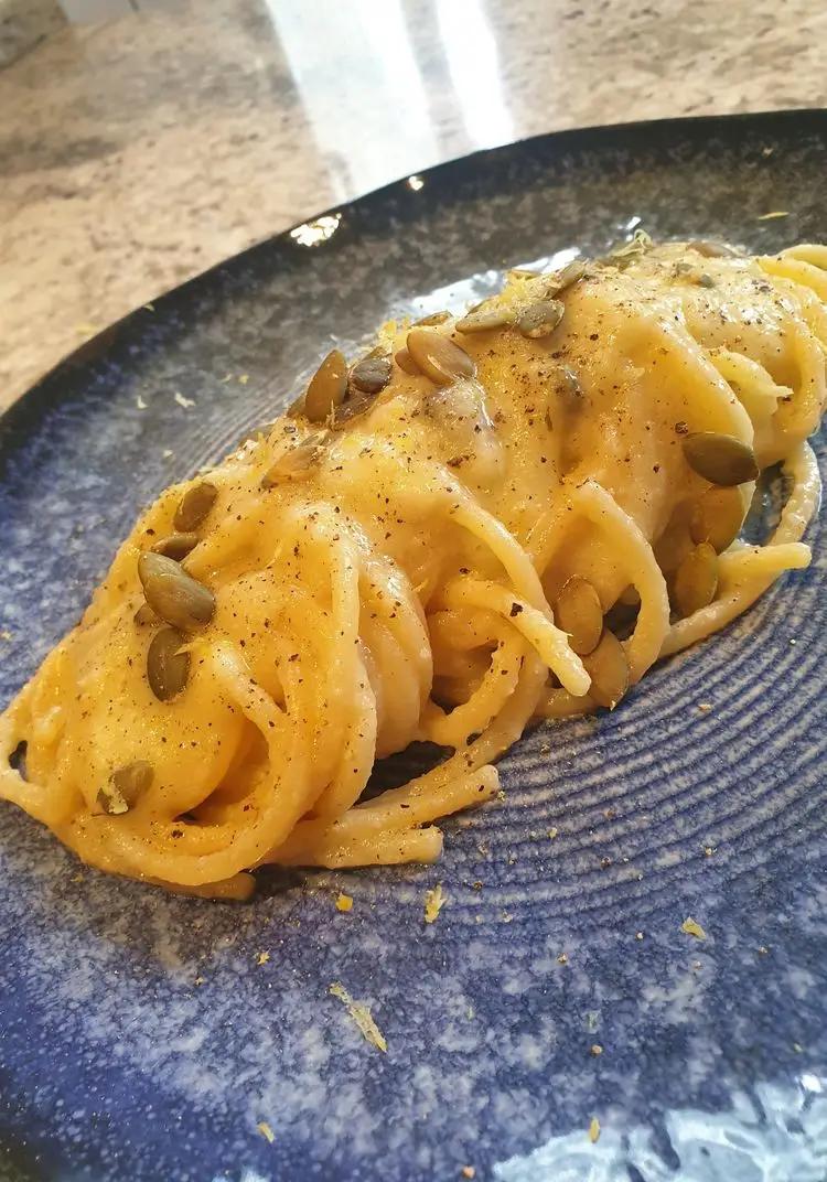 Ricetta Spaghettoni in crema di cipolla con semi di zucca tostati di robertobabbilonia