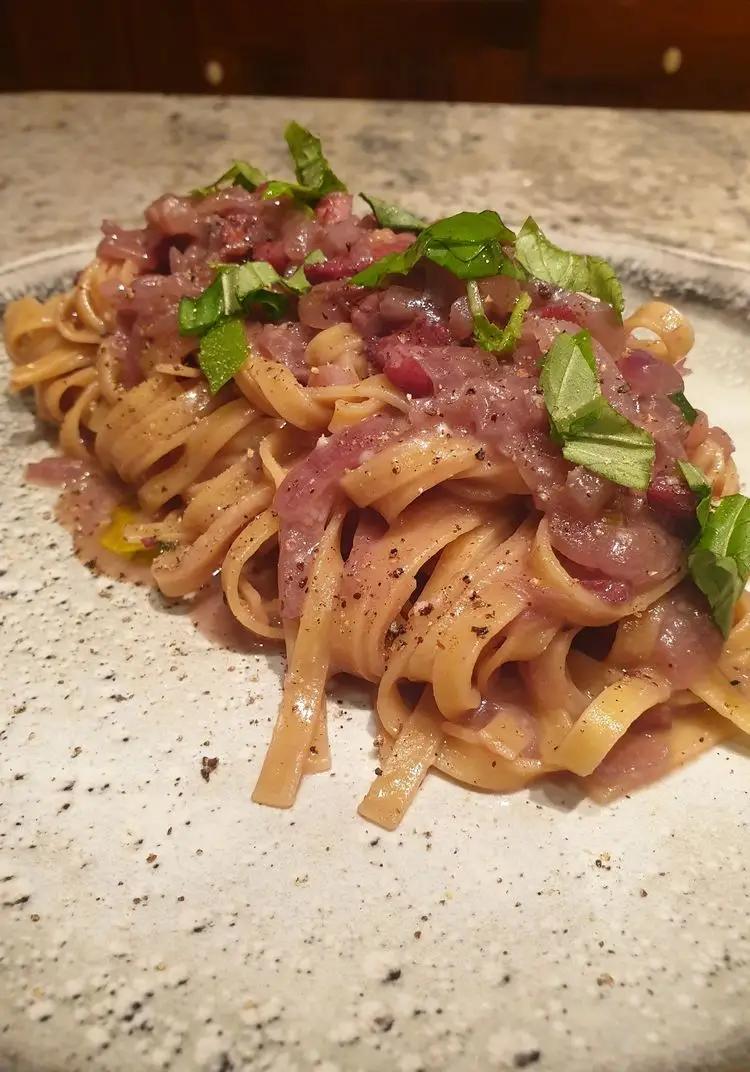 Ricetta Fettuccine con cipolla di Tropea stufata al Montepulciano d'Abruzzo, guanciale affumicato, pecorino di Norcia e basilico di robertobabbilonia