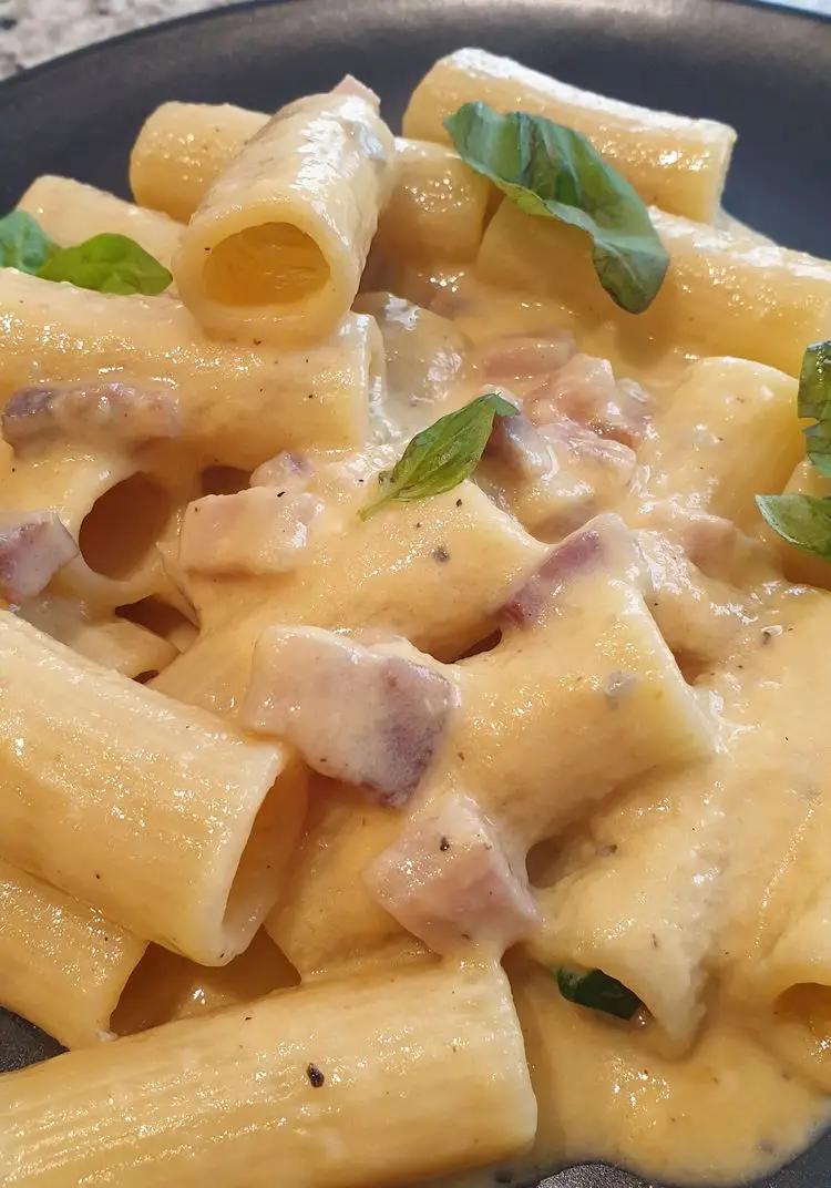 Ricetta Rigatoni con crema di gorgonzola duetto, pancetta tesa e basilico di robertobabbilonia