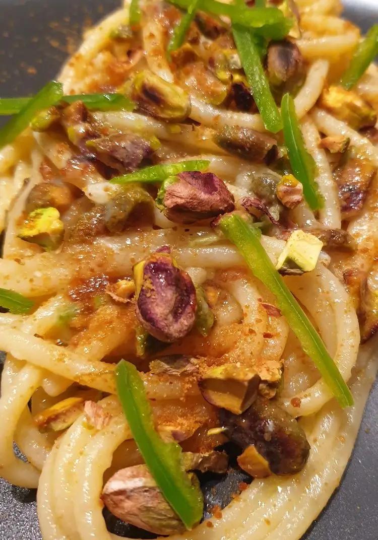 Ricetta Spaghettoni XXL Garofalo in crema d'aglio, burro chiarificato e peperoncino fresco piccante con pistacchi tostati e bottarga di muggine. di robertobabbilonia