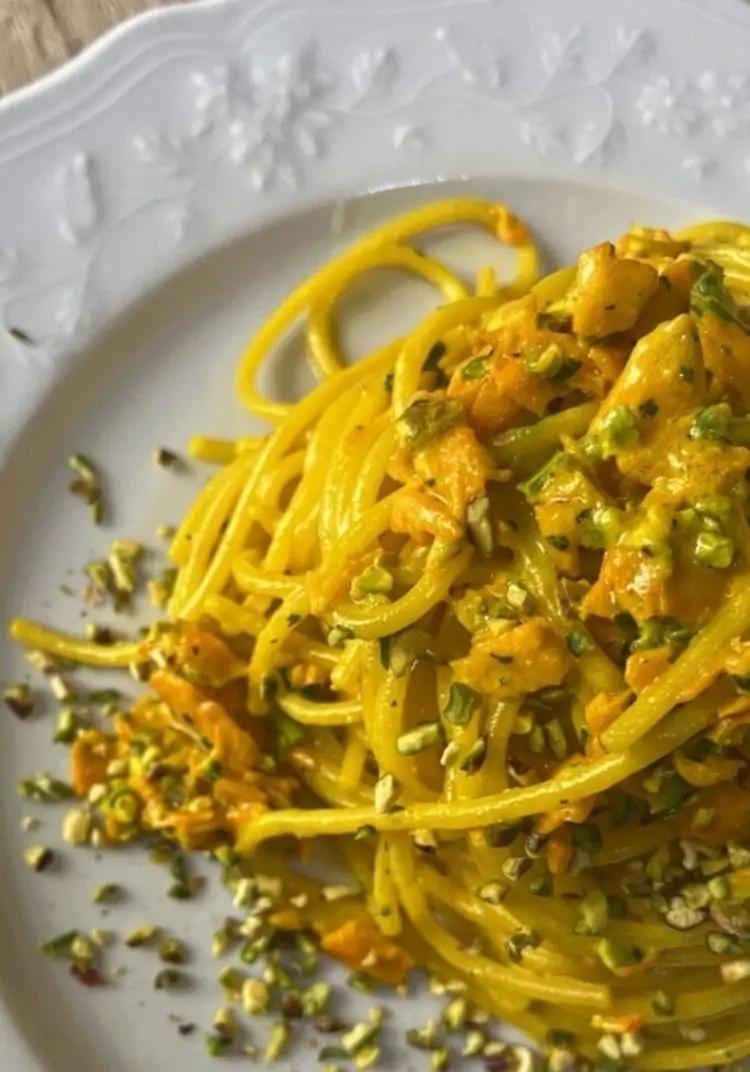 Ricetta Spaghetti con salmone, pistacchi e zafferano di MescolaBene