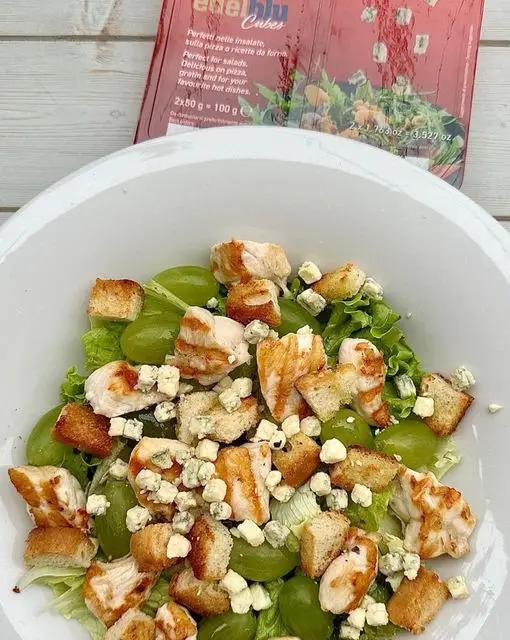 Ricetta Insalata con Edelblu Cubes Bergader, pollo, uva e crostini di virginia.fabbri