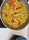 Immagine del passaggio 5 della ricetta Sedanini con pesto di friggitelli e pomodorini