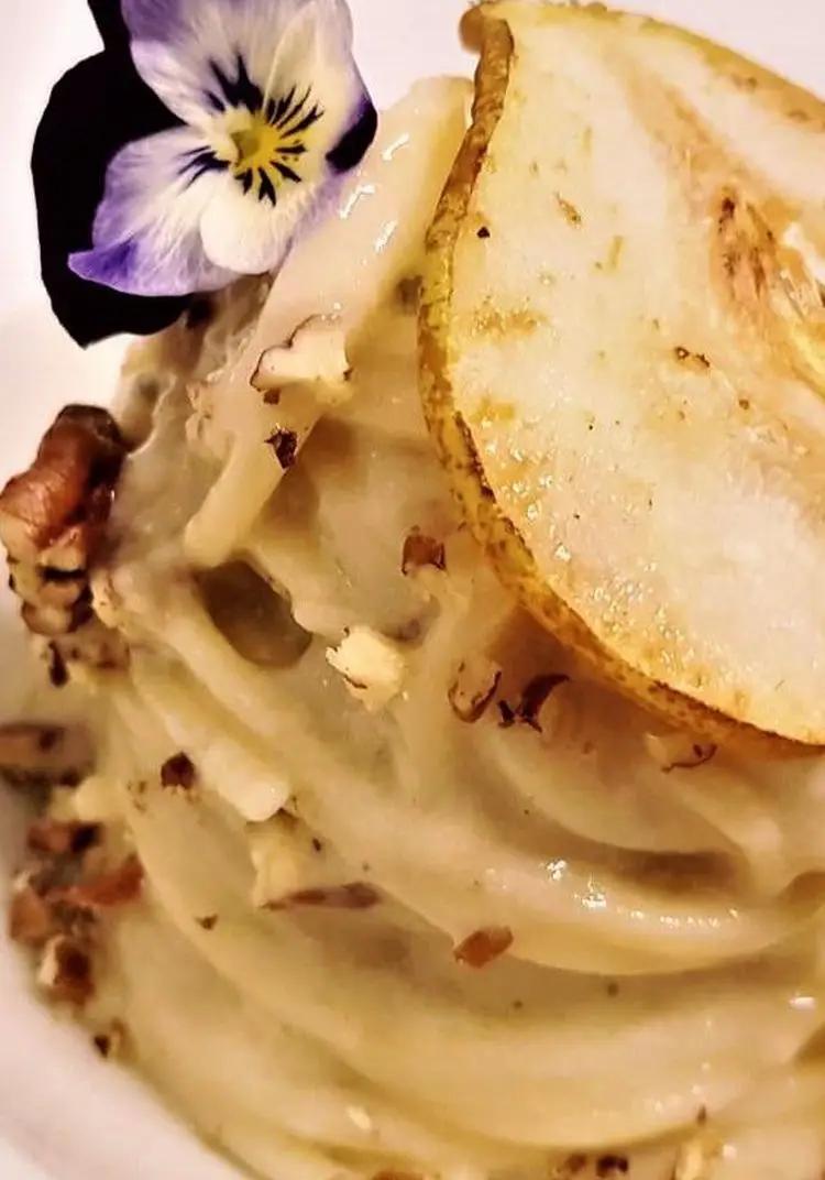 Ricetta Spaghetto trafilato al bronzo, fonduta di Gorgonzola Dop novarese pera Abate, noci Pecan tostate di gjdesa