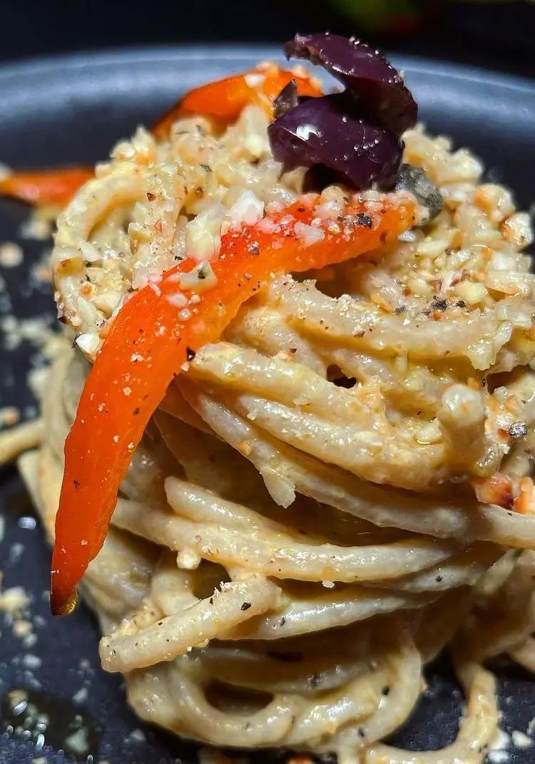 Ricetta Spaghetti con crema di peperoni, olive, capperi e granella di mandorle tostate di Paroledizucca