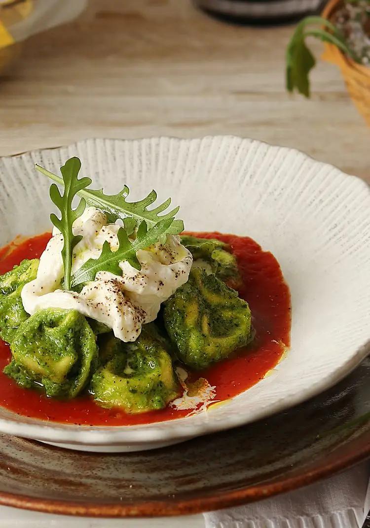 Ricetta Tortellini alla carne con salsa fresca di pomodoro, pesto di rucola e stracciatella di PAF